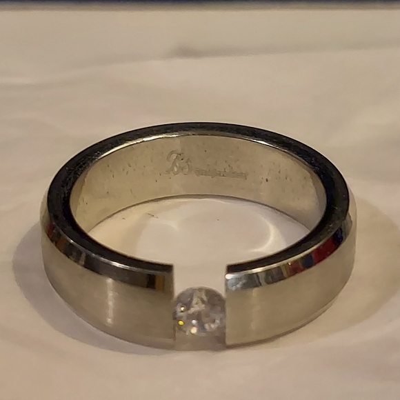 MENS BS STAINLESS STEEL WEDDING BAND BEVELED EDGES BAND HAS GAP W/ STONE SIZE 12 - Picture 4 of 8